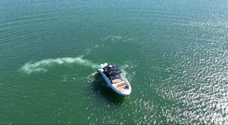 Slide: The Image of Cruisers Yachts 42 GLS South Beach Outboard 2025 - 5