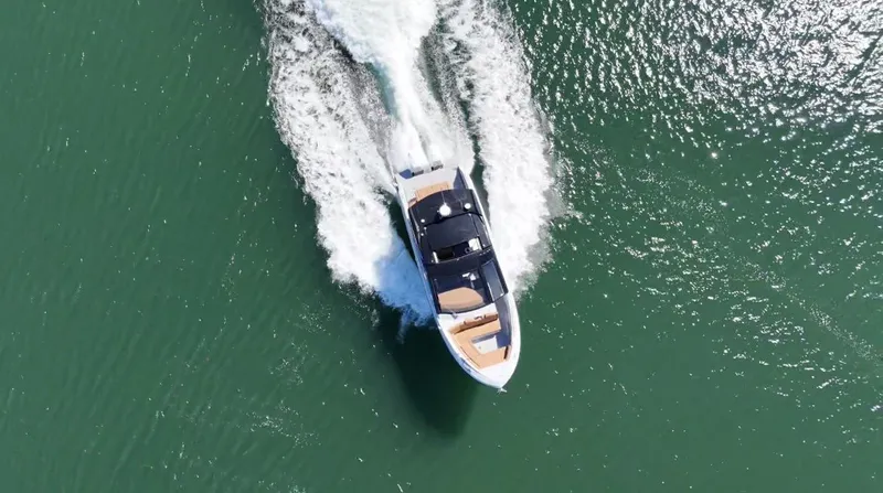 Slide: The Image of Cruisers Yachts 42 GLS South Beach Outboard 2025 - 6