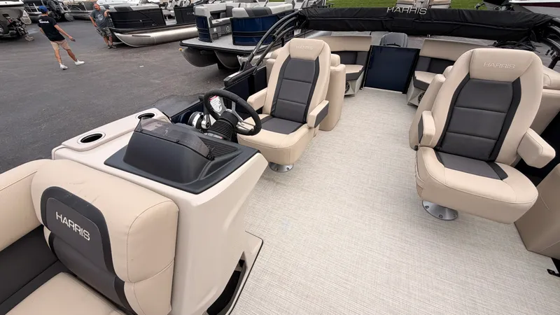 Slide: The Image of Harris 230 Cruiser 2025 - 30