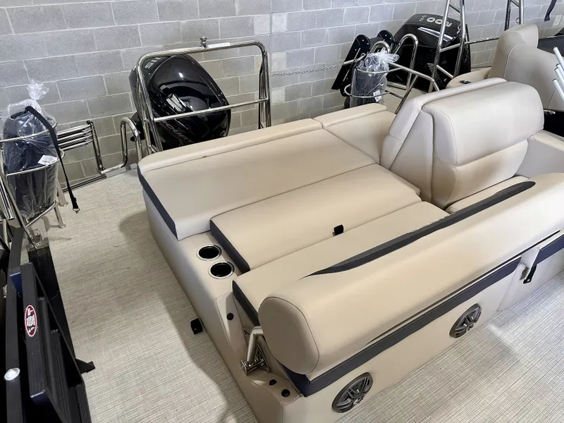 Slide: The Image of Harris 230 Cruiser 2025 - 18