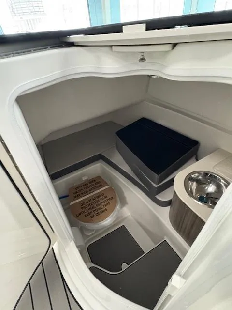 Slide: The Image of Sea Ray 270SDX 2025 - 6
