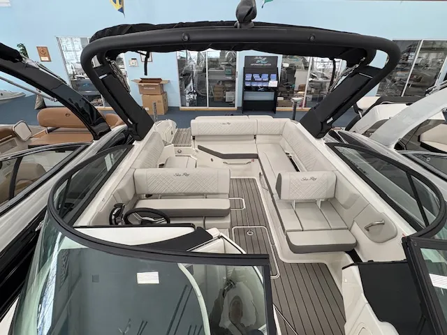 Slide: The Image of Sea Ray 270SDX 2025 - 9