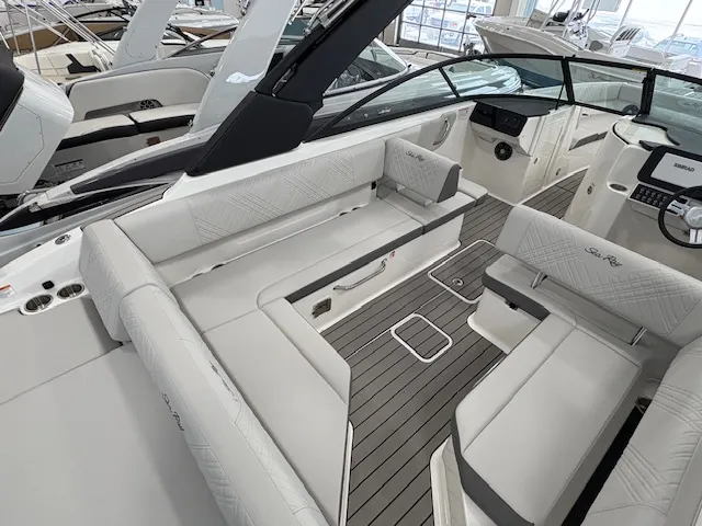Slide: The Image of Sea Ray 270SDX 2025 - 3