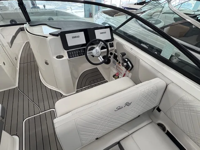 Slide: The Image of Sea Ray 270SDX 2025 - 4