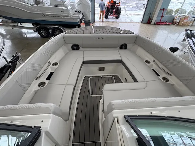 Slide: The Image of Sea Ray 270SDX 2025 - 7
