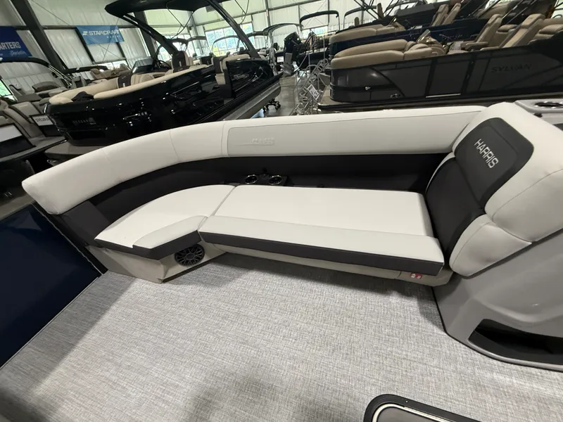 Slide: The Image of Harris Cruiser 230 2026 - 9