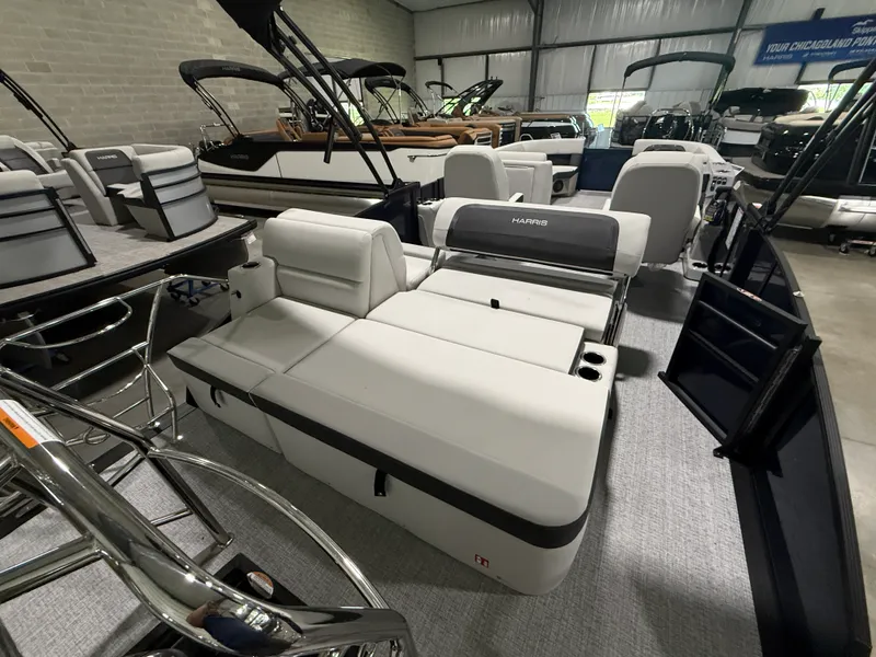 Slide: The Image of Harris Cruiser 230 2026 - 18