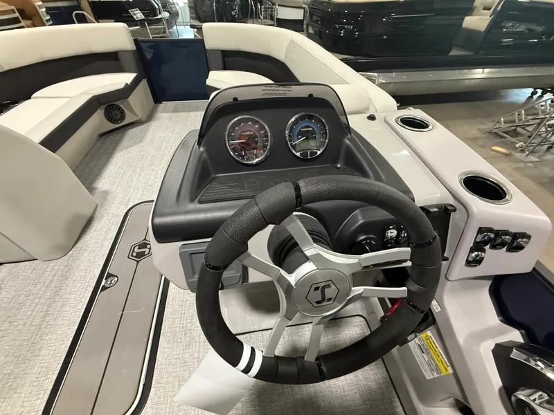 Slide: The Image of Harris Cruiser 230 2026 - 11