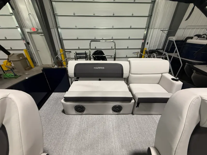 Slide: The Image of Harris Cruiser 230 2026 - 16