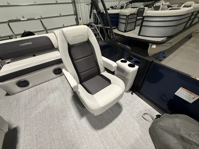 Slide: The Image of Harris Cruiser 230 2026 - 15