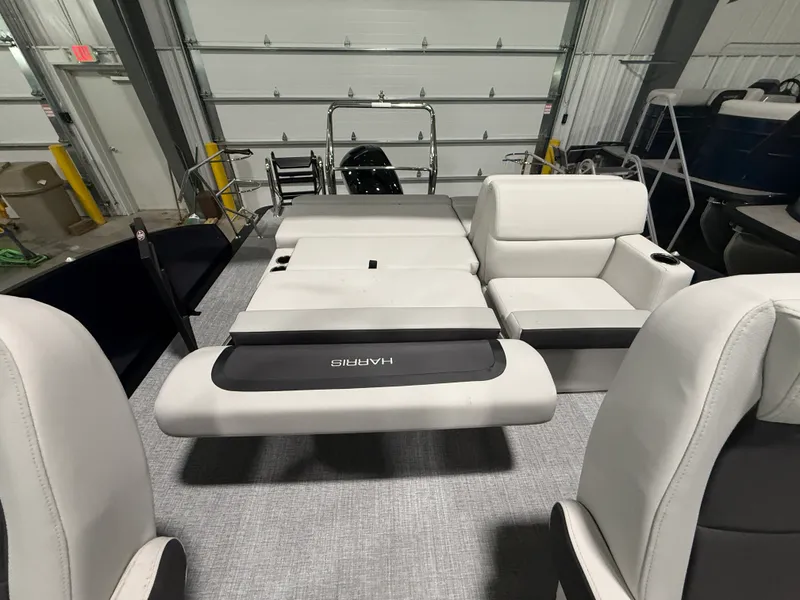 Slide: The Image of Harris Cruiser 230 2026 - 19
