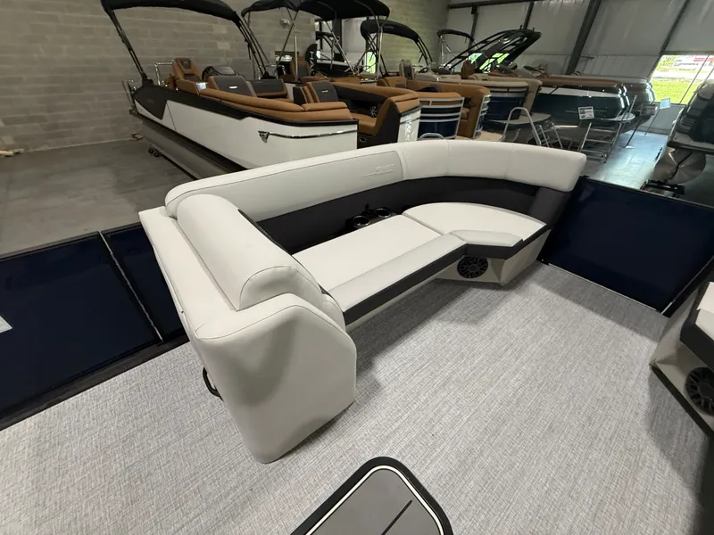 Slide: The Image of Harris Cruiser 230 2026 - 8