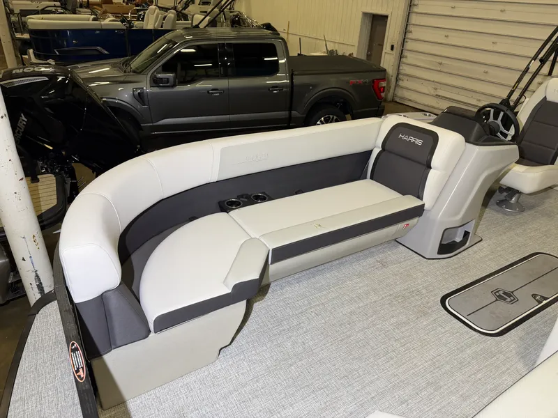 Slide: The Image of Harris Cruiser 230 2026 - 12