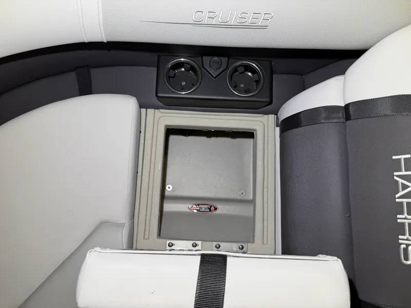 Slide: The Image of Harris Cruiser 230 2026 - 38