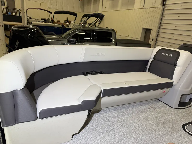 Slide: The Image of Harris Cruiser 230 2026 - 17