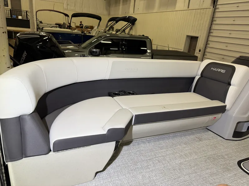 Slide: The Image of Harris Cruiser 230 2026 - 16