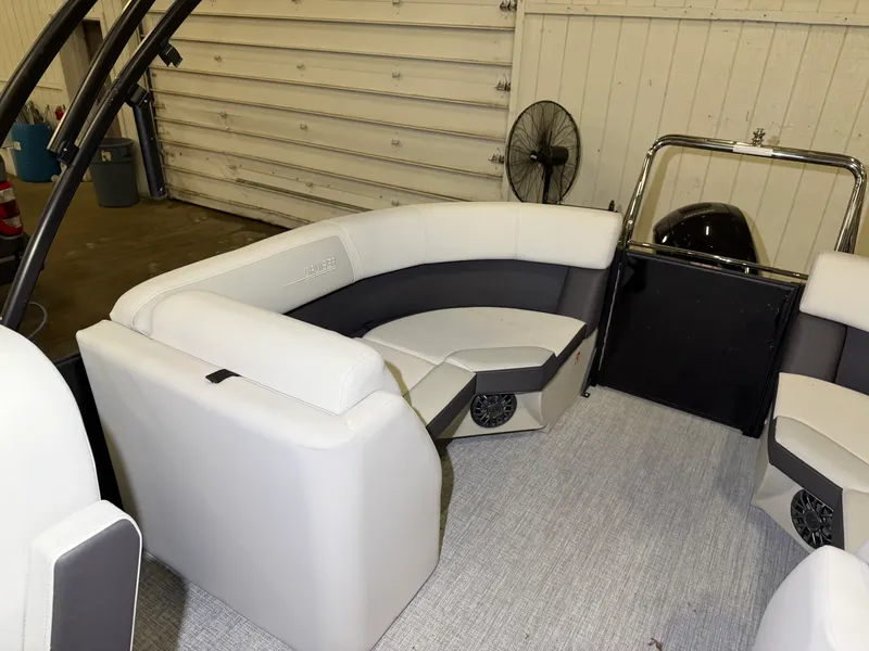 Slide: The Image of Harris Cruiser 230 2026 - 32