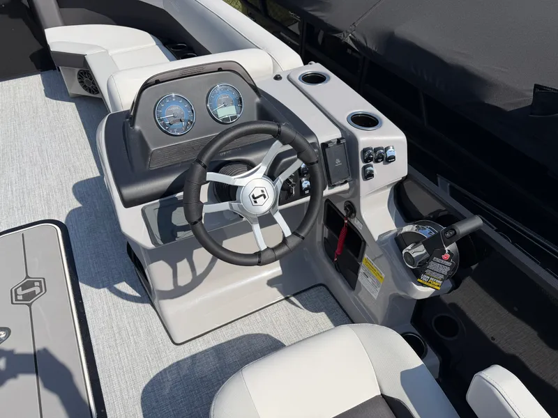 Slide: The Image of Harris Cruiser 230 2026 - 14