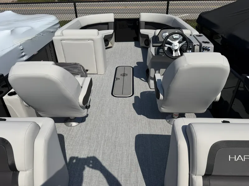 Slide: The Image of Harris Cruiser 230 2026 - 16
