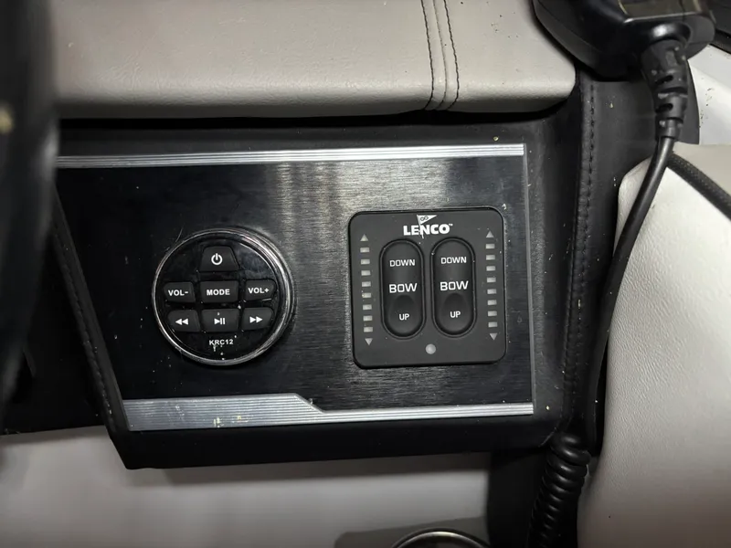 Slide: The Image of Four Winns V255 2022 - 10