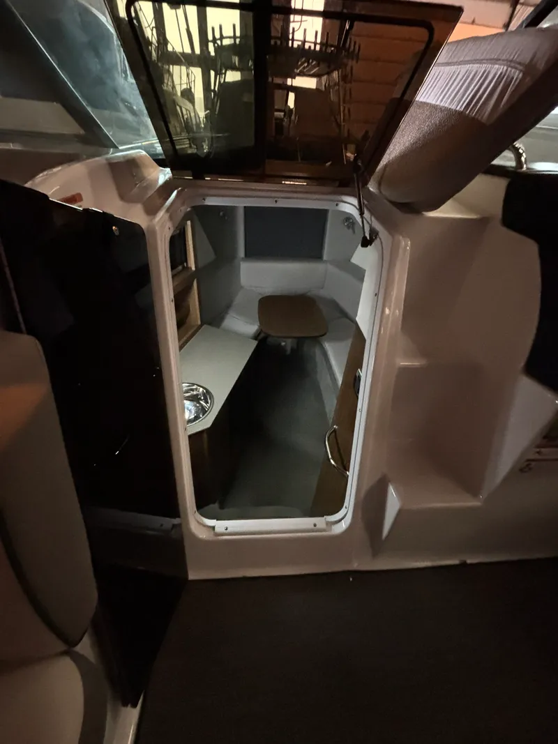 Slide: The Image of Four Winns V255 2022 - 12