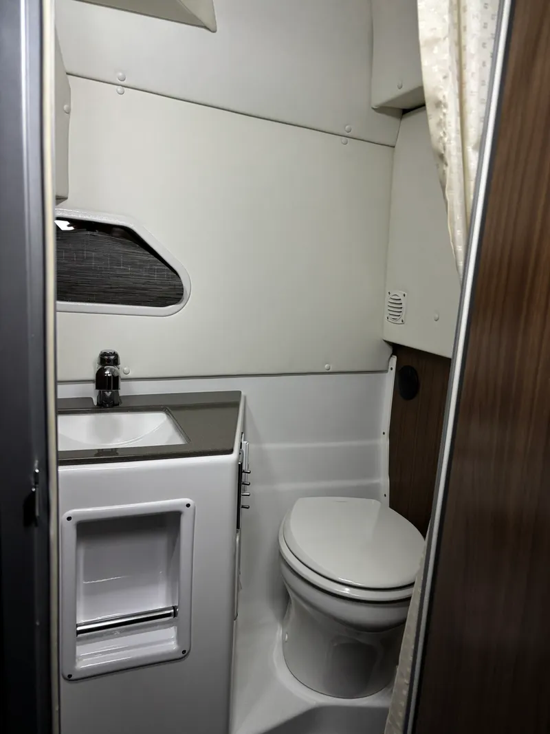 Slide: The Image of Four Winns V255 2022 - 14