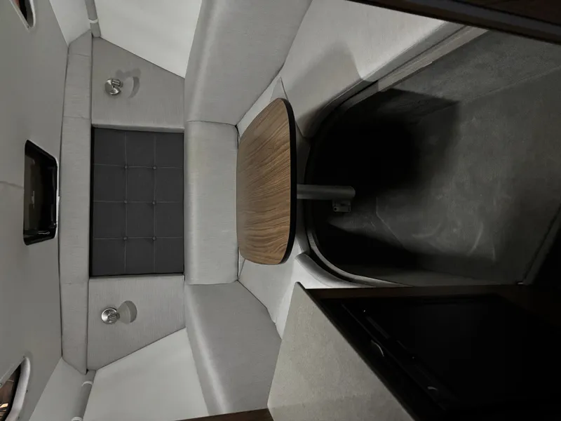 Slide: The Image of Four Winns V255 2022 - 17