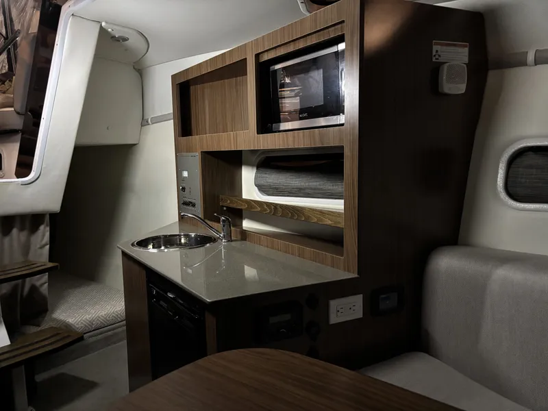 Slide: The Image of Four Winns V255 2022 - 18