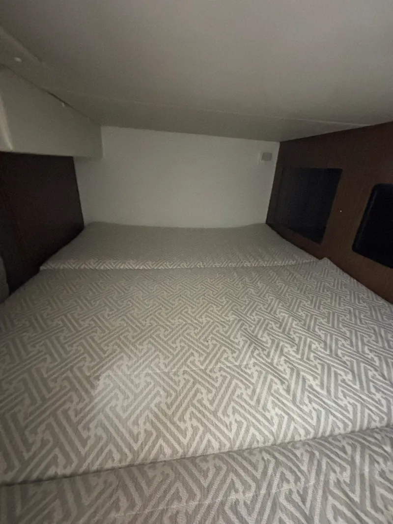 Slide: The Image of Four Winns V255 2022 - 21