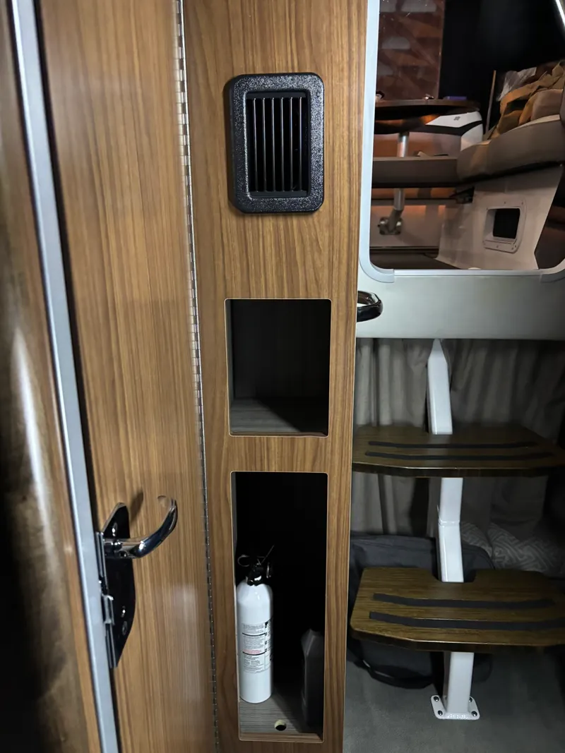 Slide: The Image of Four Winns V255 2022 - 25