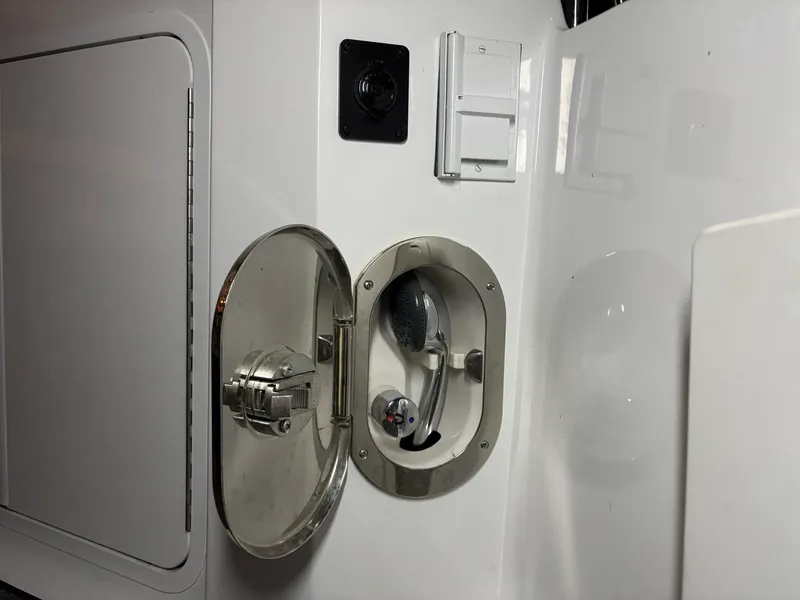 Slide: The Image of Four Winns V255 2022 - 30