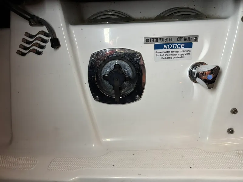 Slide: The Image of Four Winns V255 2022 - 33