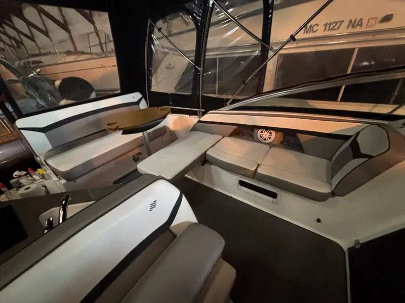 Slide: The Image of Four Winns V255 2022 - 7