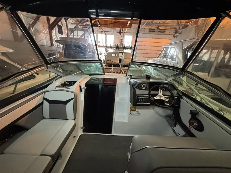 Slide: The Image of Four Winns V255 2022 - 8