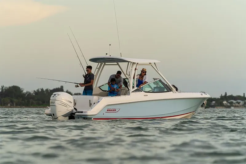 Slide: The Image of Boston Whaler 240 Vantage 2023 - 13