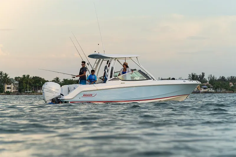 Slide: The Image of Boston Whaler 240 Vantage 2023 - 17
