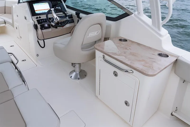 Slide: The Image of Boston Whaler 240 Vantage 2023 - 27
