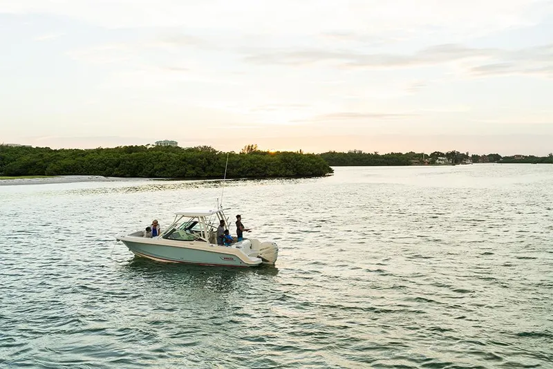 Slide: The Image of Boston Whaler 240 Vantage 2023 - 33