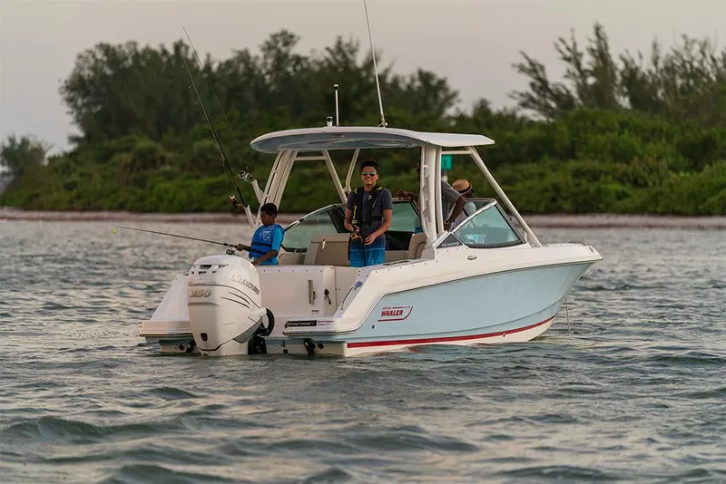 Slide: The Image of Boston Whaler 240 Vantage 2023 - 56