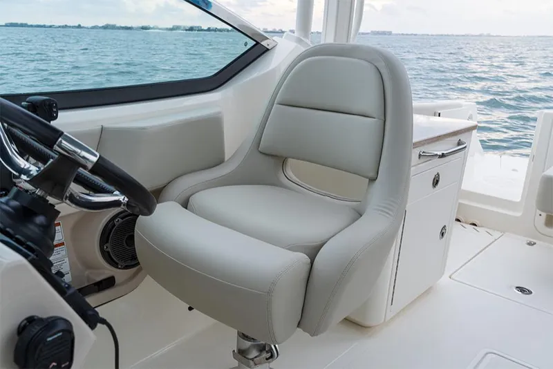 Slide: The Image of Boston Whaler 240 Vantage 2023 - 82