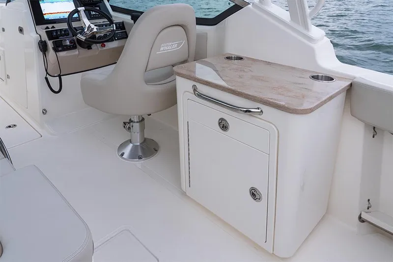 Slide: The Image of Boston Whaler 240 Vantage 2023 - 84