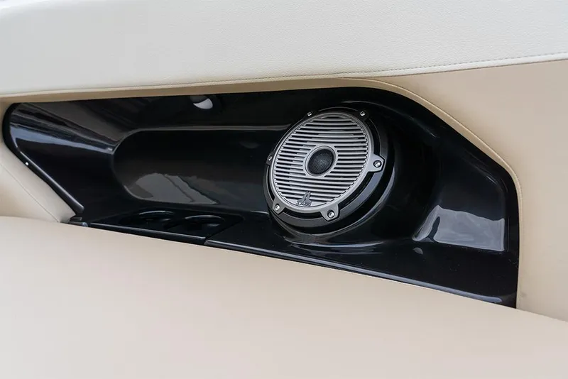 Slide: The Image of Boston Whaler 240 Vantage 2023 - 90