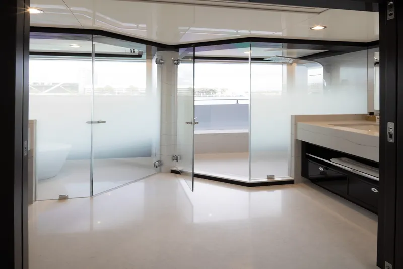 Slide: The Image of Ocean Alexander 32L 2026 - 64