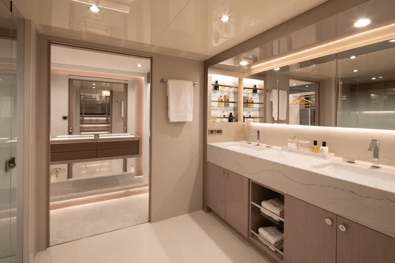 Slide: The Image of Ocean Alexander 32L 2026 - 70