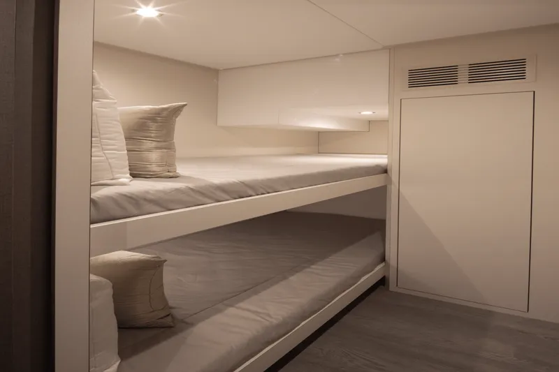 Slide: The Image of Ocean Alexander 32L 2026 - 75