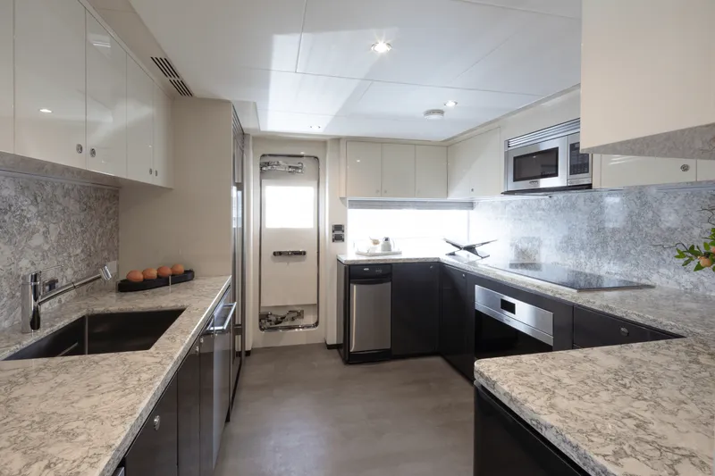 Slide: The Image of Ocean Alexander 32L 2026 - 81