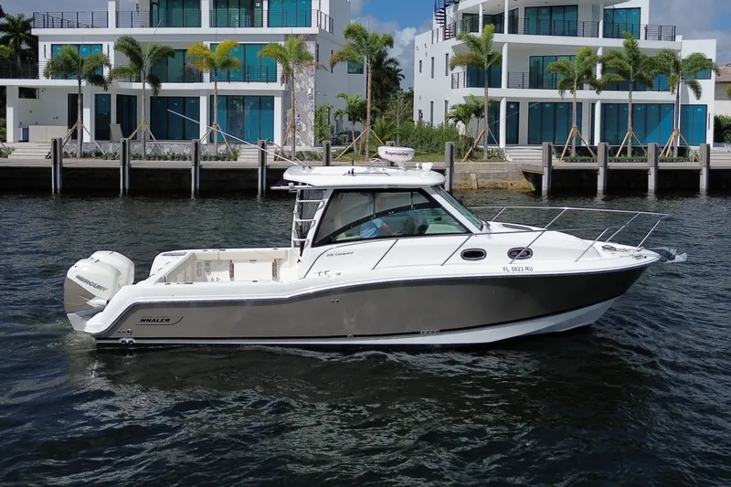 Slide: The Image of Boston Whaler 315 CONQUEST 2019 - 2