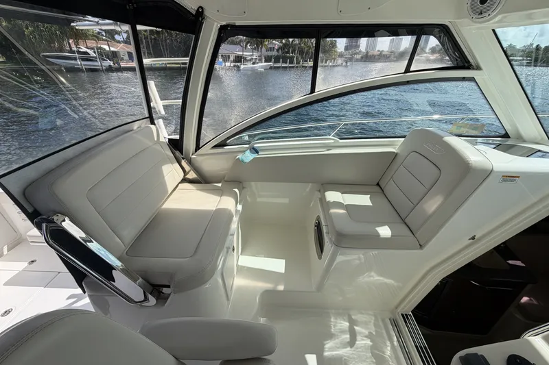 Slide: The Image of Boston Whaler 315 CONQUEST 2019 - 20