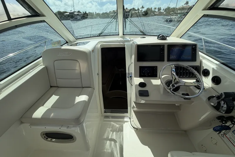 Slide: The Image of Boston Whaler 315 CONQUEST 2019 - 21