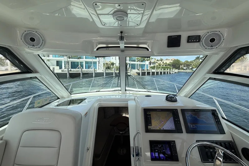 Slide: The Image of Boston Whaler 315 CONQUEST 2019 - 22